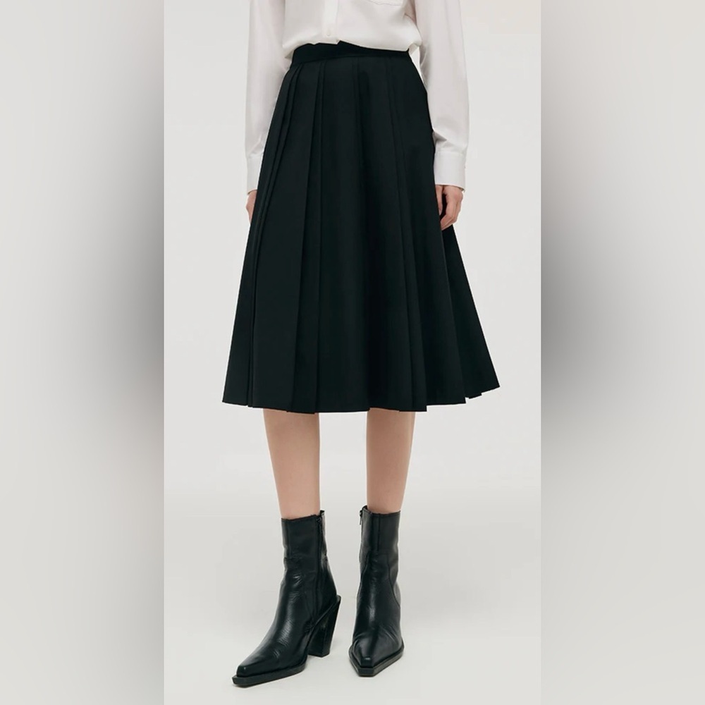 New Elegant Black Pleated Skirt size XS with pockets